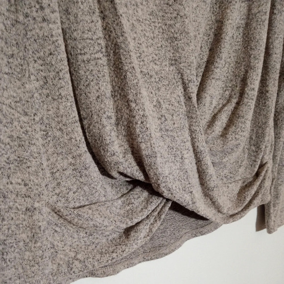 By&By long sleeve lightweight crew neck top with hem knot women's size medium - Picture 4 of 7